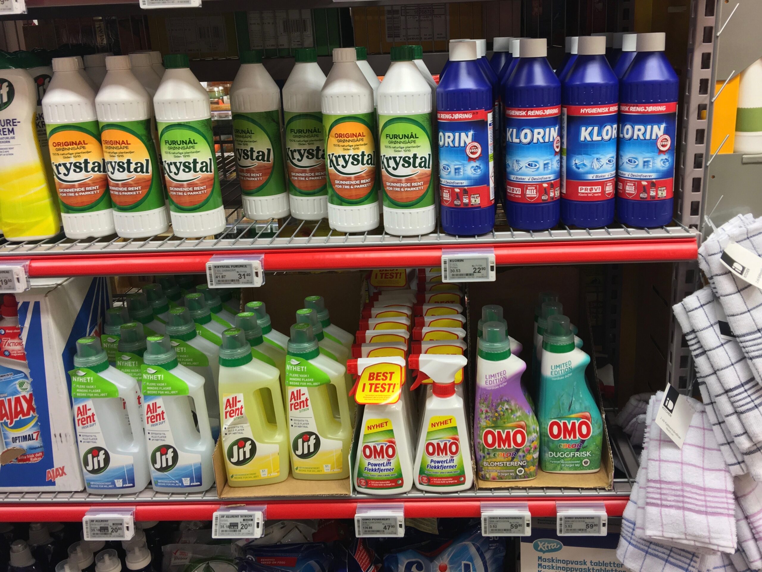 shelves-full-of-different-types-of-bleach